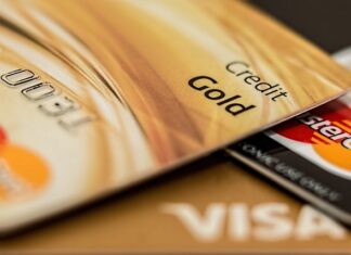 Czym się różni karta debit od Visa?
